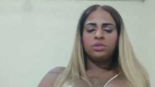 travesti pauzudo na punheta e gozando