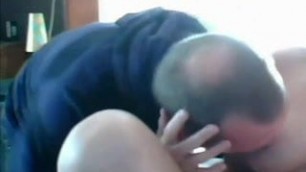 Su papa o un amigo mayor