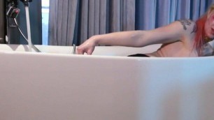 Leya Falcon uses the tub shower head on her ass