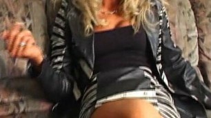 Blonde MILF gibt Selbstbefriedigungs unterricht