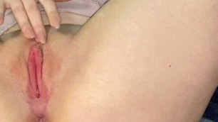 Close up brings her pussy to orgasm - TomaStevi